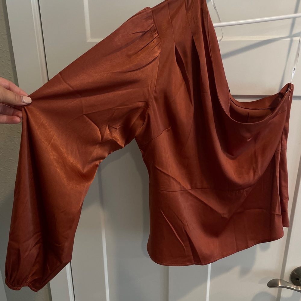 Lulu’s One arm satin blouse